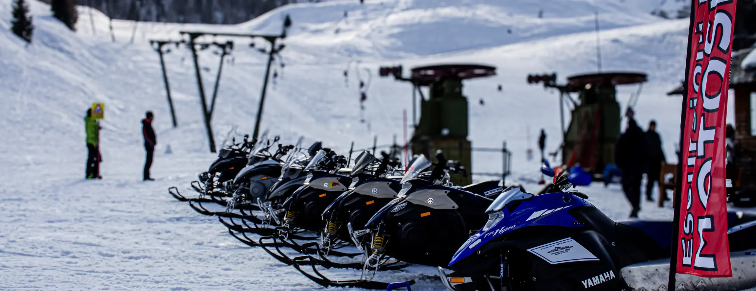 Motoslitte parcheggiate pronte per le escursioni in motoslitta