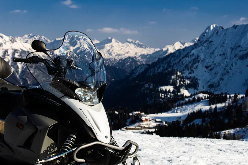 Motoslitta con panorama sulle montagne Bergamasche