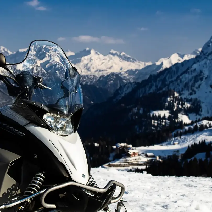 Motoslitta con panorama sulle montagne Bergamasche