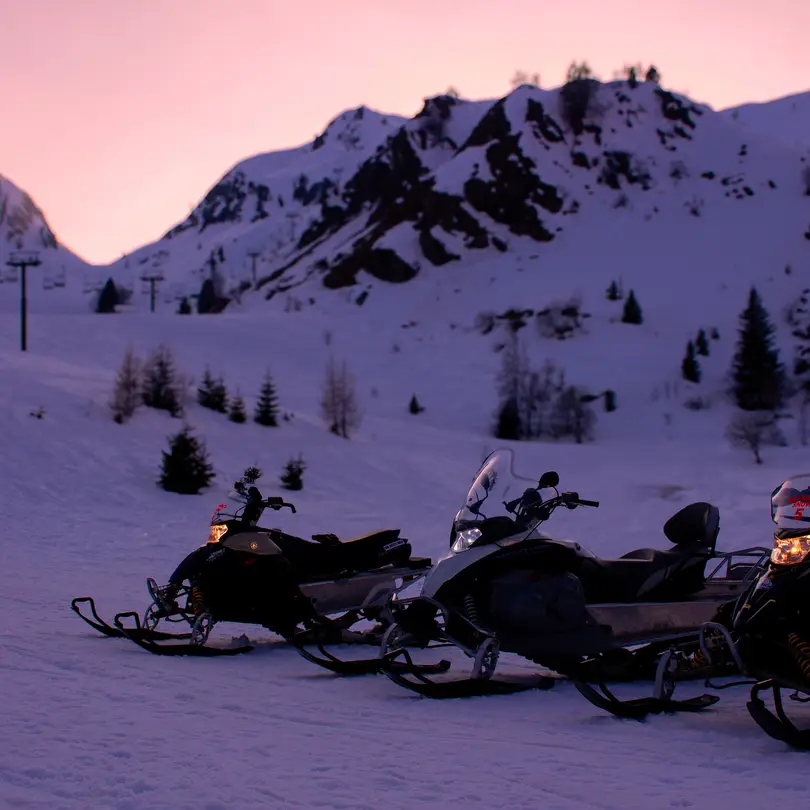 Escursione in motoslitta al tramonto
