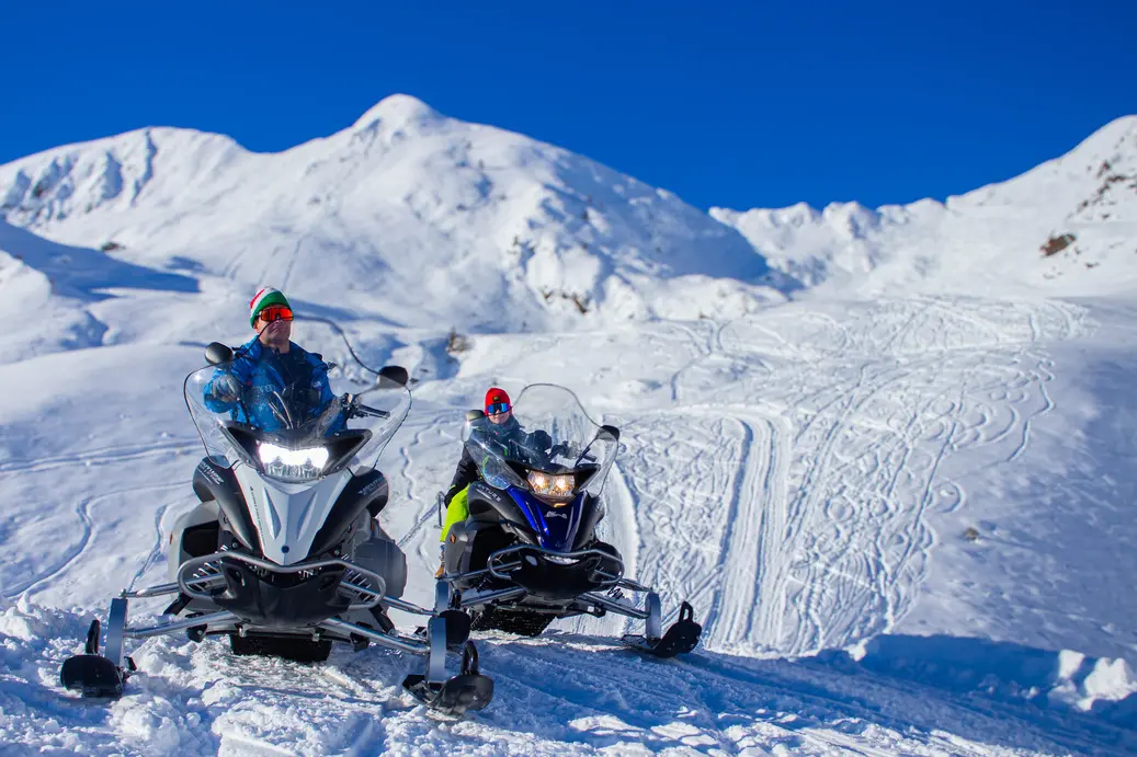 escursione in motoslitta guidata a san simone in provincia di bergamo