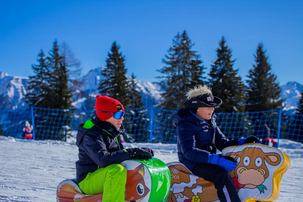 bambini scendono con i giochi dalla pista del baby park di san simone